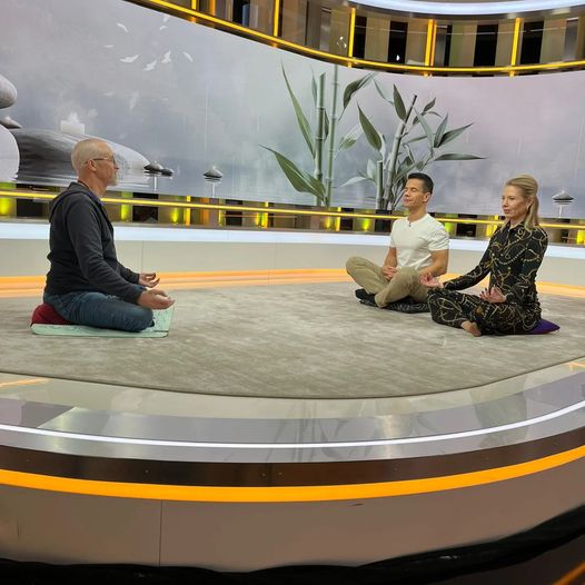 Taavi Kassila ohjaa meditaatiota MTV:n Huomenta Suomi -lähetyksessä.